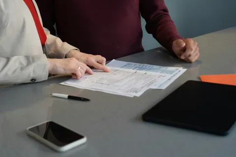 Ofis masasında iş görüşmesi ve teklif dosyaları