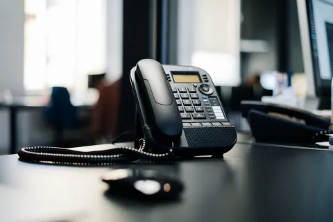 Teknik destek talebini karşılayan çağrı merkezi çalışanı