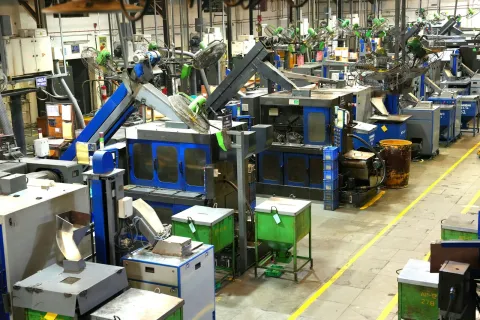 Üretim atölyesinde sıralı plastik enjeksiyon makineleri ve bakım öncesi kontrol ortamı