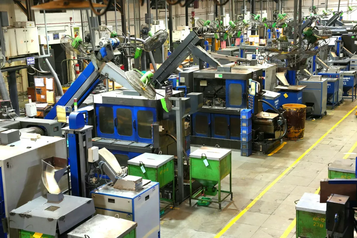 Üretim atölyesinde sıralı plastik enjeksiyon makineleri ve bakım öncesi kontrol ortamı